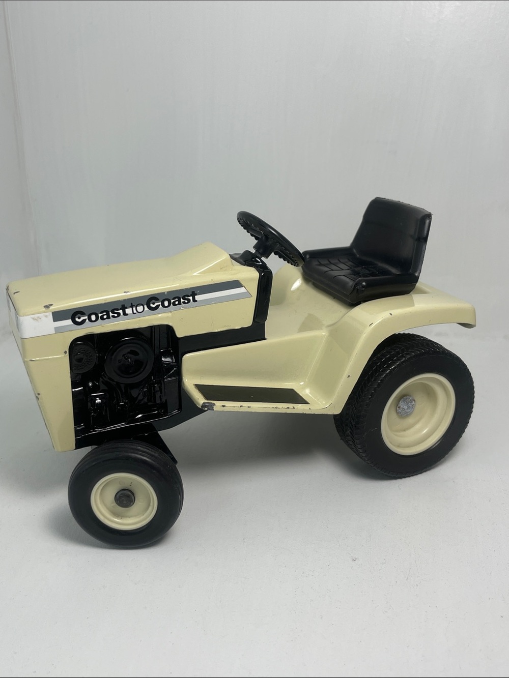 ERTL COAST TO COAST LAWN & GARDEN TRACTOR  1:12 MODEL TOY 1988